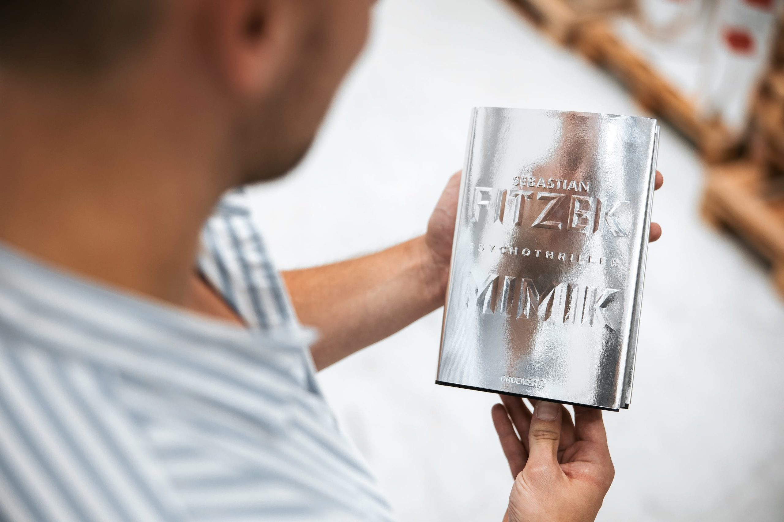 buch fitzek mimik mit silberner kaschierfolie druckveredeung achilles