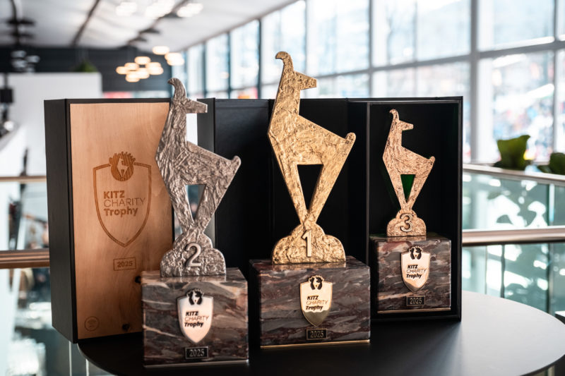 Pokale des Hahnkamm Charity Race mit Trophybox von Achilles Magnetboxen Verpackungen mit Holz von Achilles