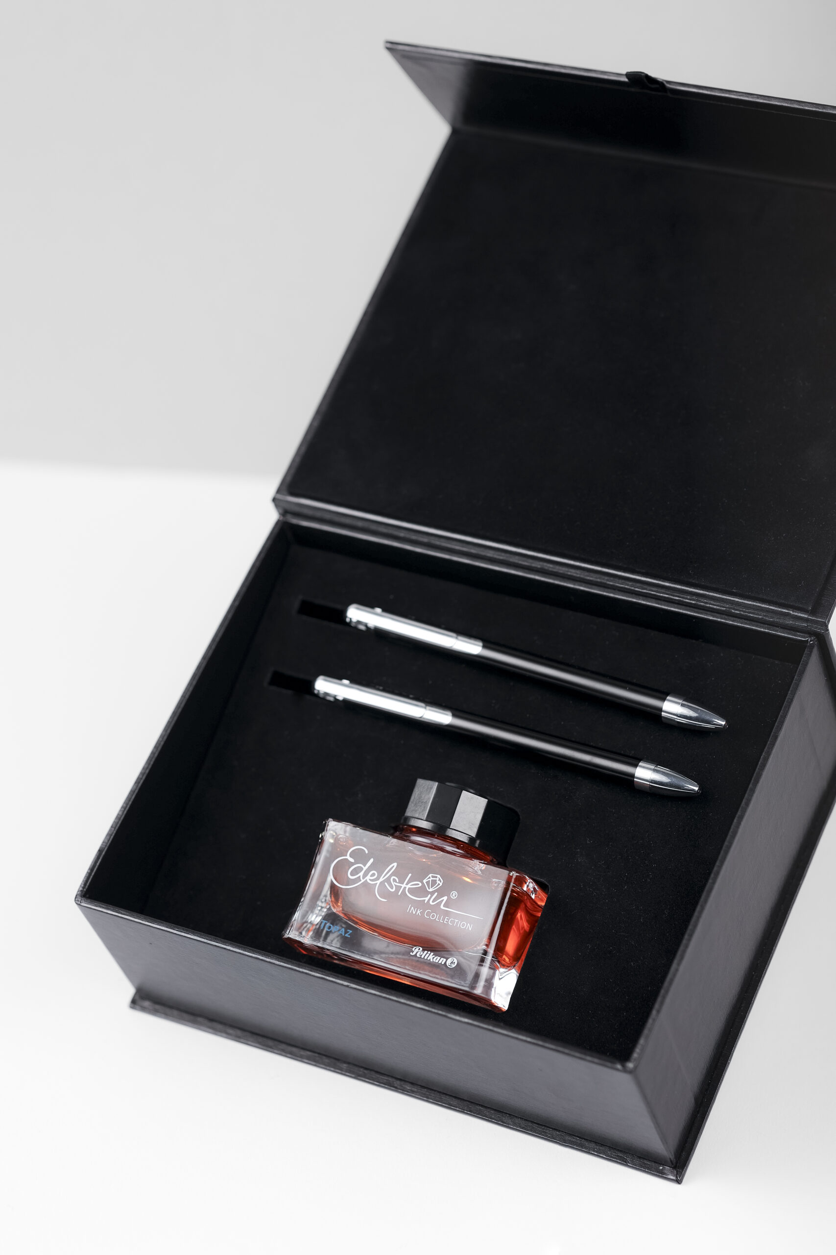 Magnetbox mit Tinte und Stiften von Pelikan, edle Verpackung mit magnetischem Verschluss für Unternehmen, Veredelung von Achilles