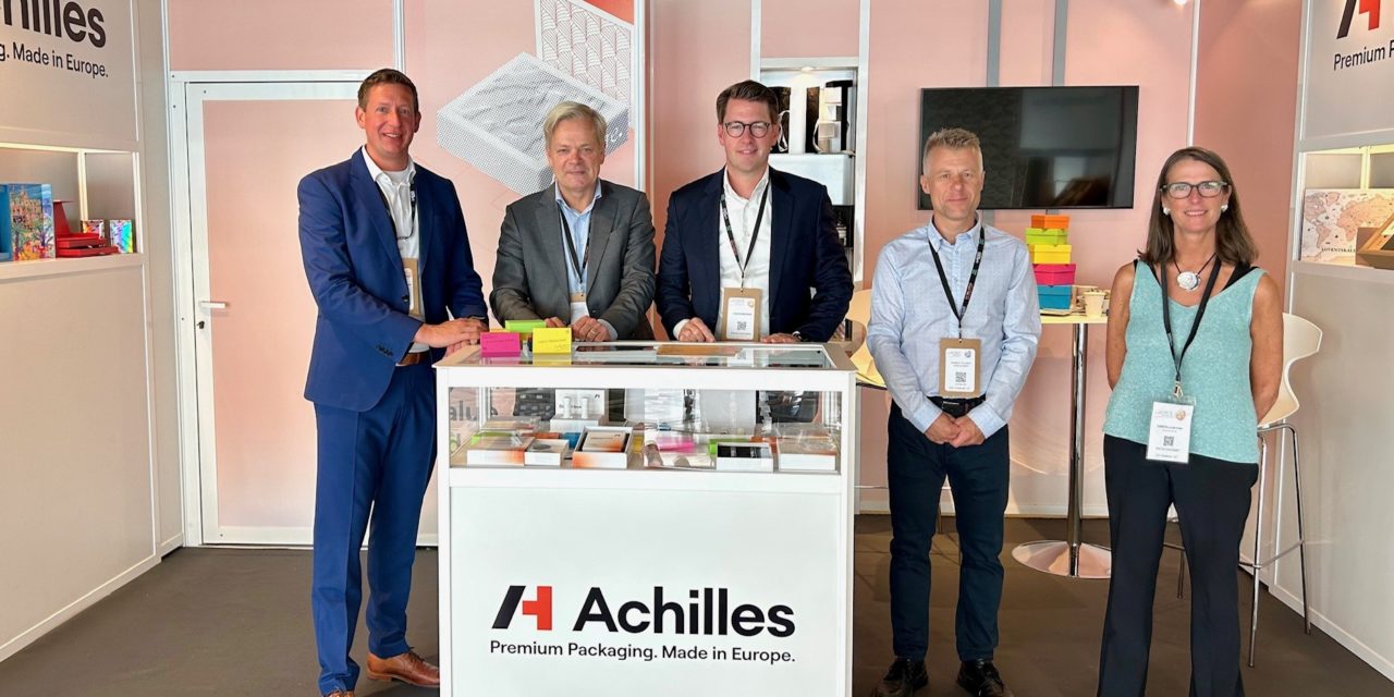 das team von achilles auf der luxe pack in monaco an ihrem messestand für hochwertige verpackungen und druckveredelung