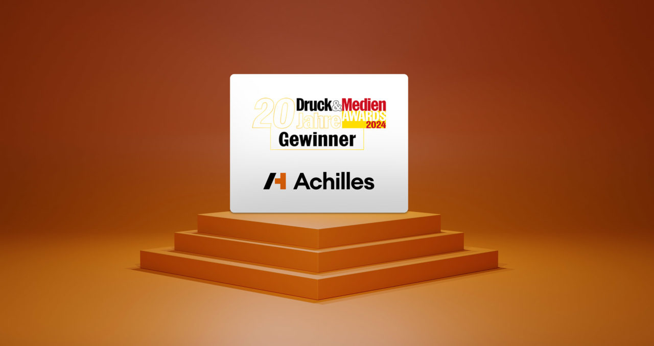 logos auf einem Podest gewinner druck medien award 2024 verpackungsdrucker des jahres achilles gruppe